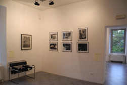 Il reportage via Rovina, sulla sinistra è riconoscibile una foto di Aldo Tagliaferro