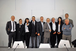 Foto di gruppo di Luigi Erba con i curatori, le figure istituzionali pubbbliche e i rappresentanti dell'API